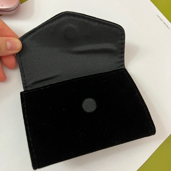 Gucci Beauty Black Velvet Case Nail Buffer Gift Set - Picture 3 of 4